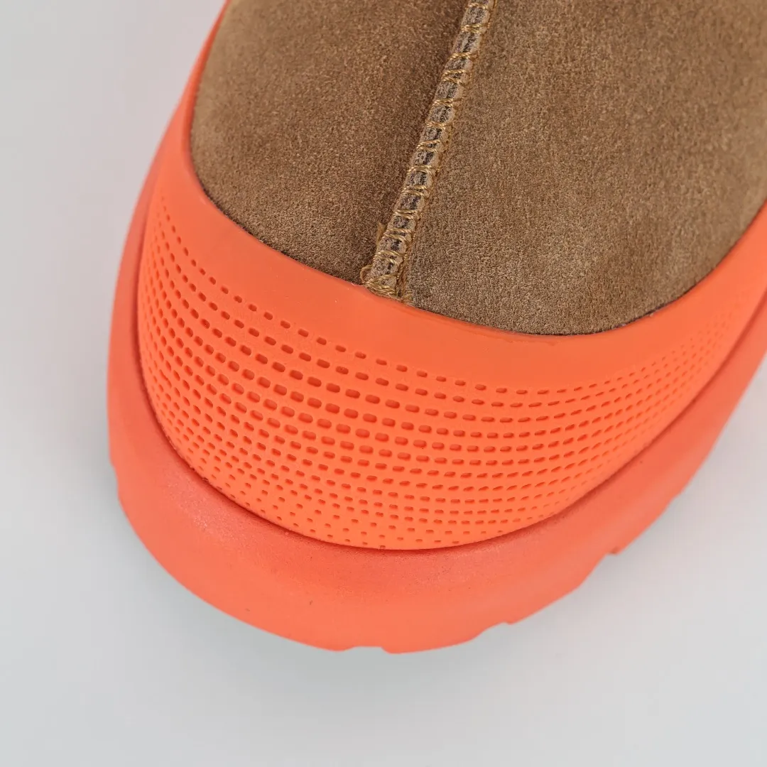 Pick up locally 💰620 Core recommendation Good price Cashmere insoles are a very suitable choice for keeping warm in winter and at home. In the new year, uug launched a series of styles, which are partial to the preferences of young consumers and have also moved to the forefront of fashion trends. Shoe body material Water-repellent coated suede upper 17mm UGGPURE™ implanted wool insole Lightweight non-slip comfortable rubber outsole With brand LOGO Trademark Comes with a full set of packaging Size: 35 36 37 38 39 40 41 42 43 44